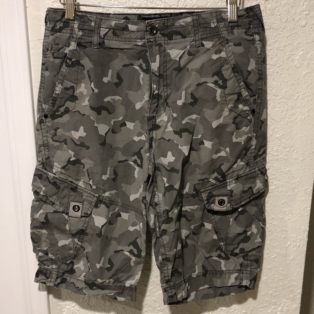 Helix mens size 30 gray camouflage cargo shorts.